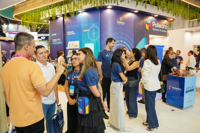 Poliedro apresenta Cosmos, hub de inteligência artificial, na Bett Brasil 2026