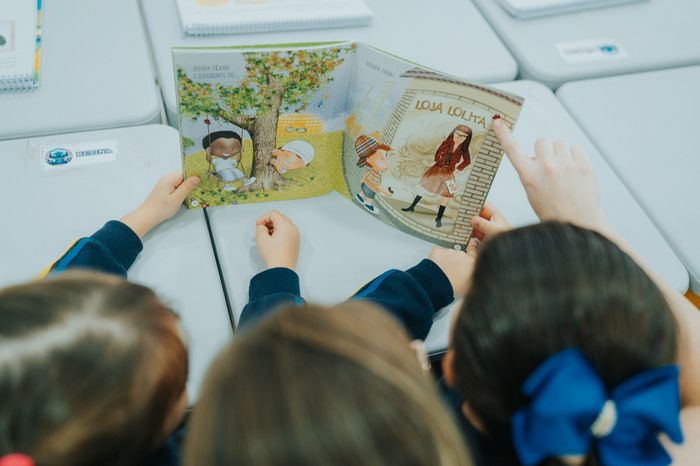 Cantinho de leitura atrai visitantes na Bett Brasil 2026