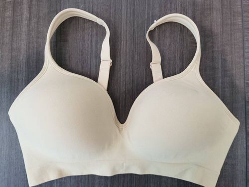 Seamless molded back-closure bra