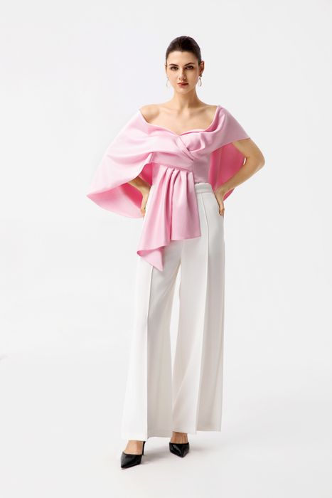 Jessie Q 2026: Pink-White Off-Shoulder Cape & Wide-Leg Set