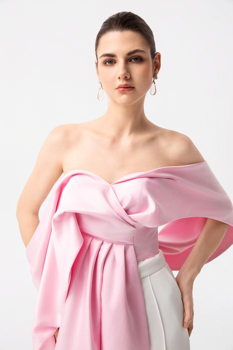Jessie Q 2026: Pink-White Off-Shoulder Cape & Wide-Leg Set