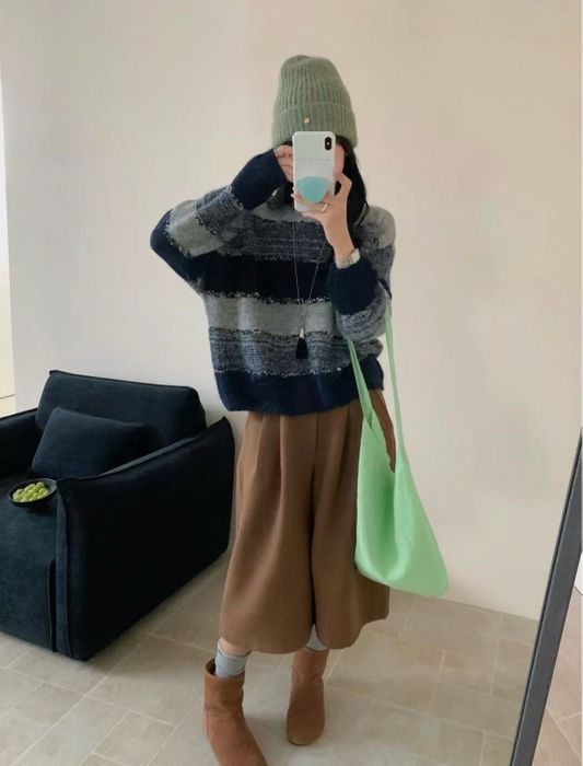 Woman's knitted pullover