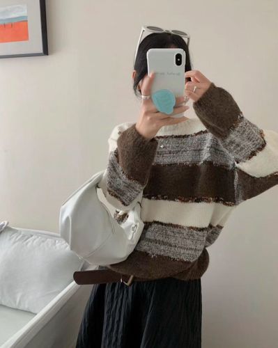 Woman's knitted pullover
