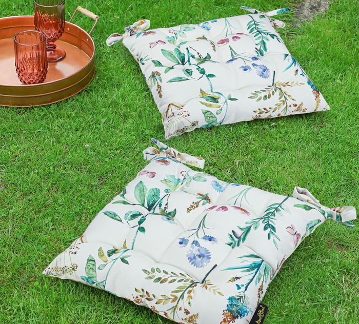 Garden Patio rugs throws & cushions