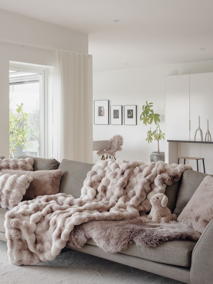 Misty is made of the finest faux fur. Stylish melange color for a luxurious look that fits perfectly in both bedrooms and living rooms. Furnish your home with flair and style. Matching cushions are available.