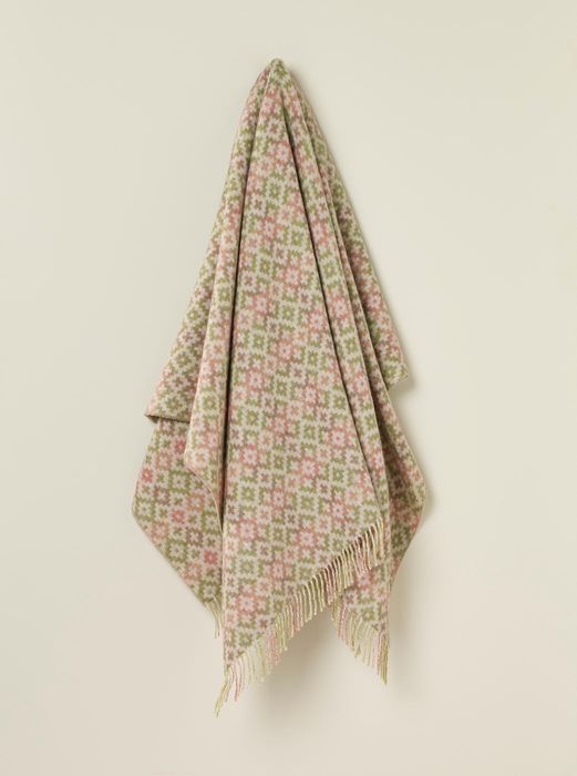 Dartmouth Green Throw (T0924/U12) Spring Fair 2025