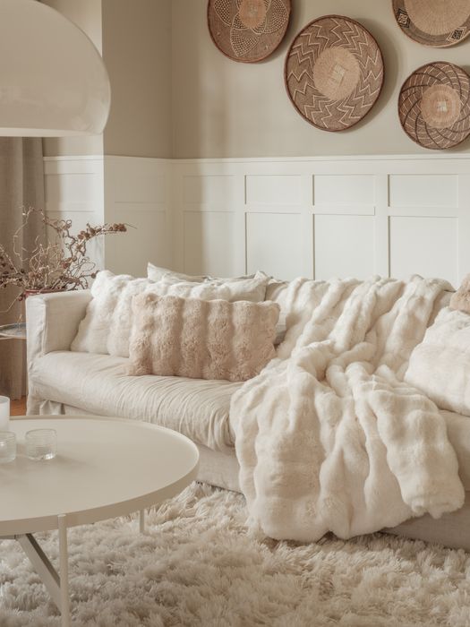 Nice and cozy throws and cushions
