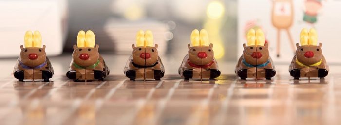 6 Racing Reindeer Crackers 12