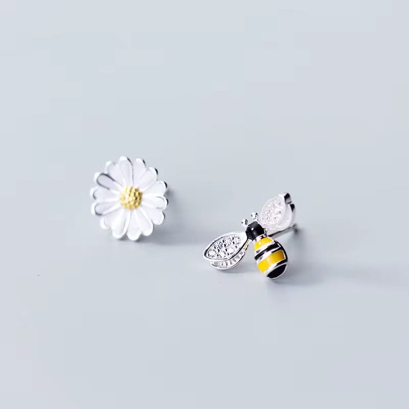 Bee and the flower