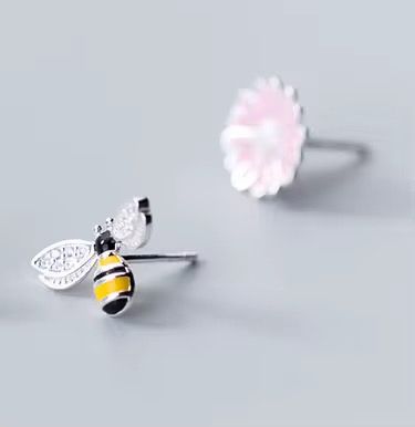 Bee and the flower