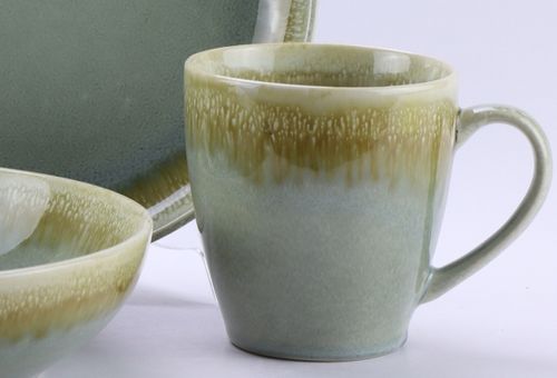 DINNER SET OF STONEWARE(4)