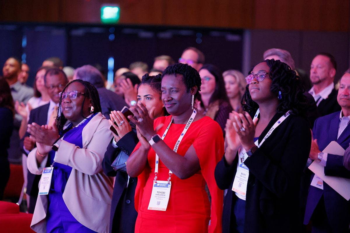 people in audience clapping