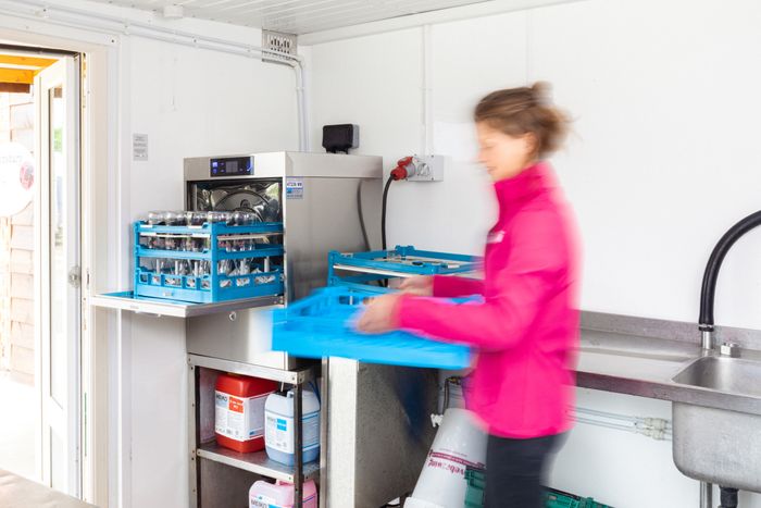 Bottle washing system for milk or drinks handles up to 640 bottles per hour