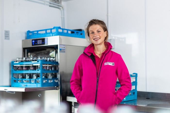 Bottle washing system for milk or drinks handles up to 640 bottles per hour