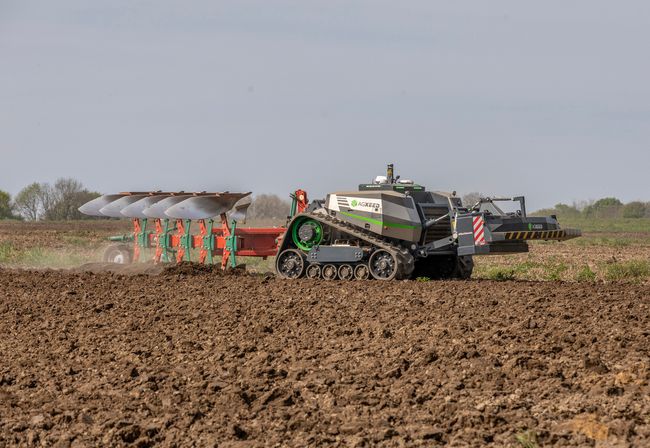 Kverneland sets autonomous ploughing world record with AgXeed