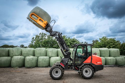 Kubota adds flagship pivot steer model to RT telehandler range
