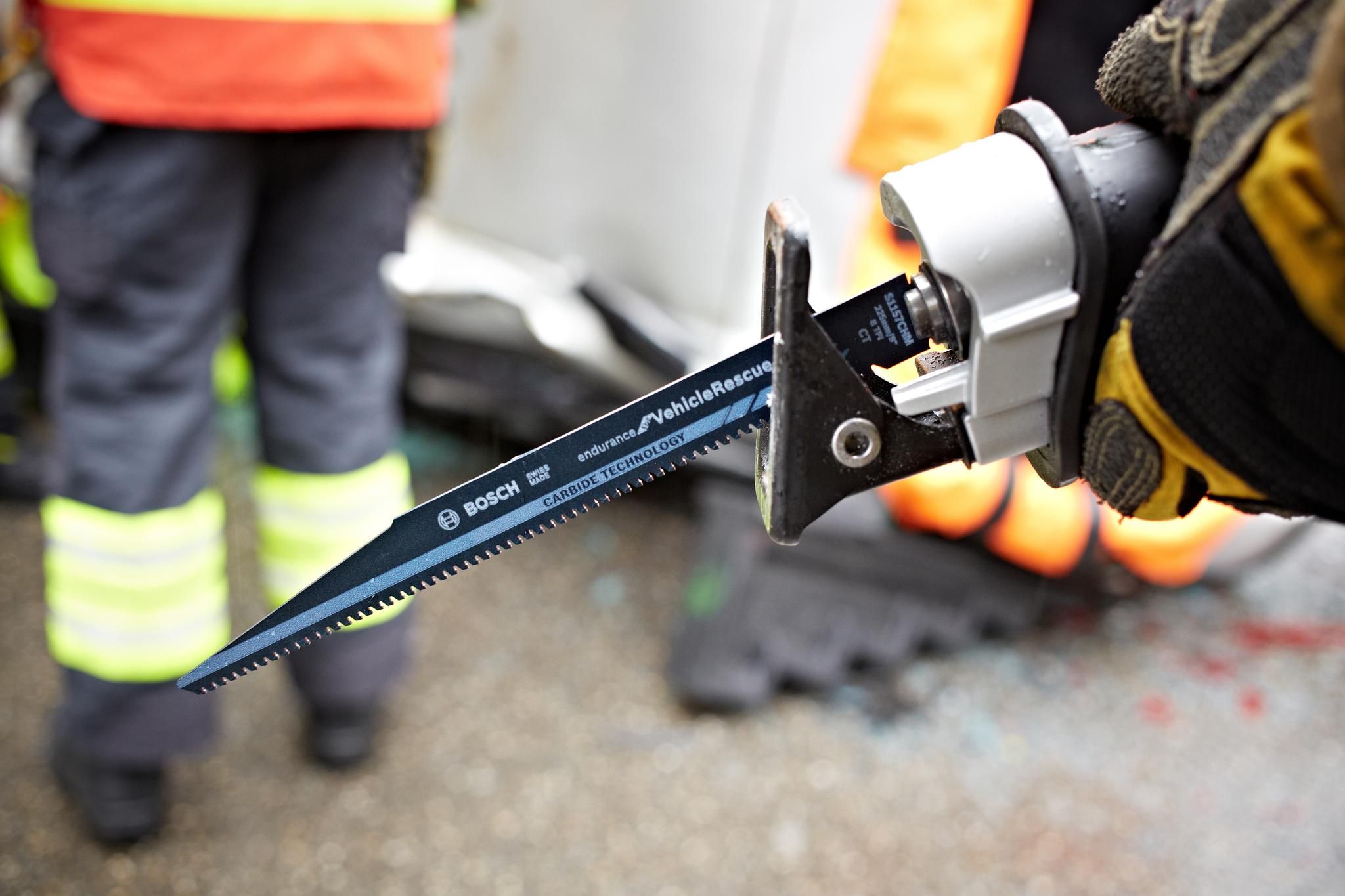 Blade cut in windscreens and glass: Endurance for Vehicle Rescue Carbide Blade