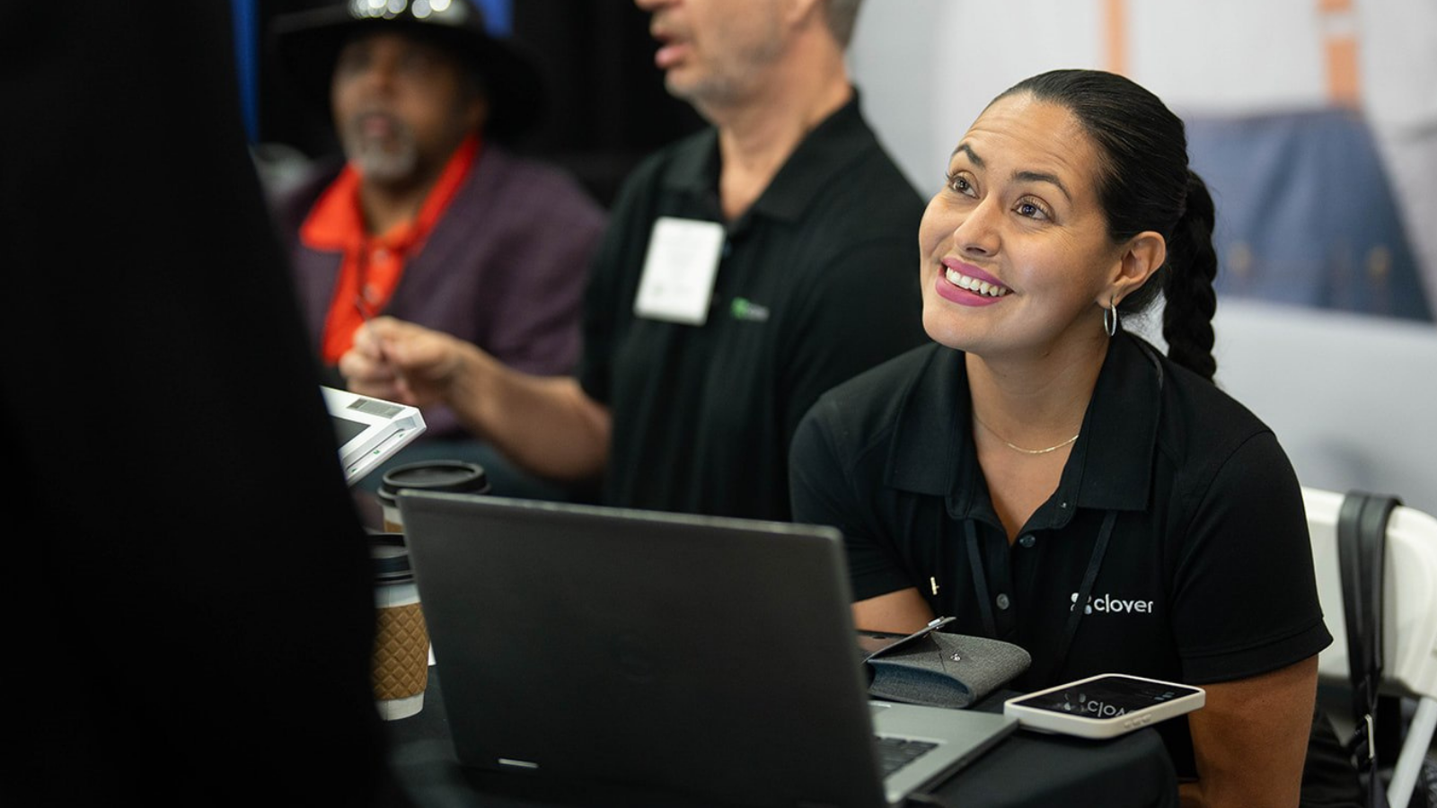“Exhibitor speaking with attendees at a stand during The Business Show Miami, discussing business solutions and generating high-intent B2B leads on the show floor.”
