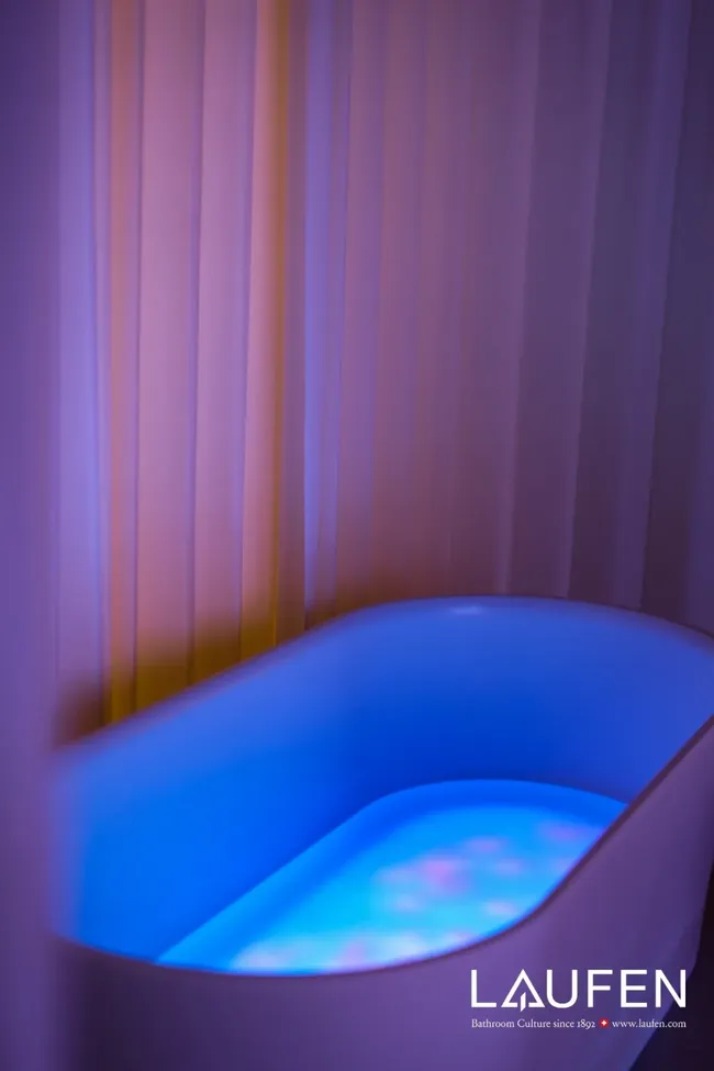 TRANSLUSENT BATHTUB