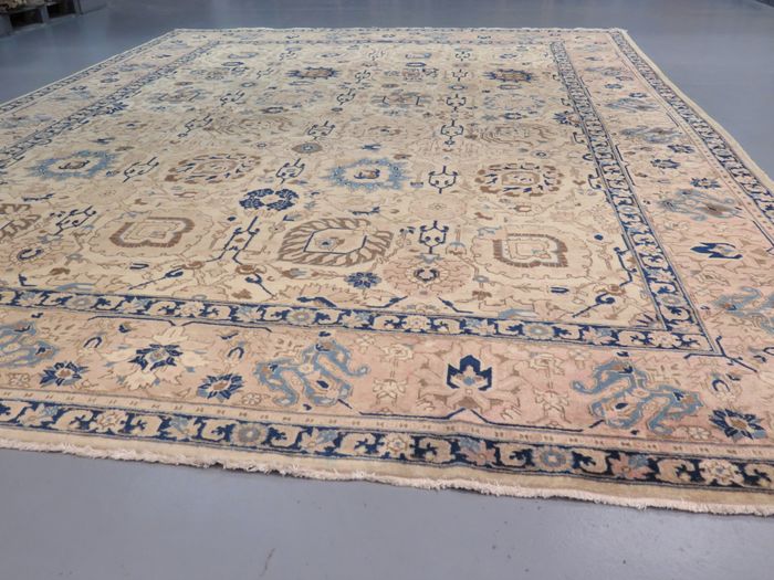 Attractive c. 1920 Tabriz carpet - signed
