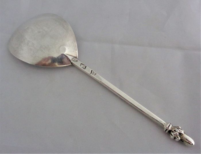 Good James I silver Maidenhead spoon London 1616 John Saunders