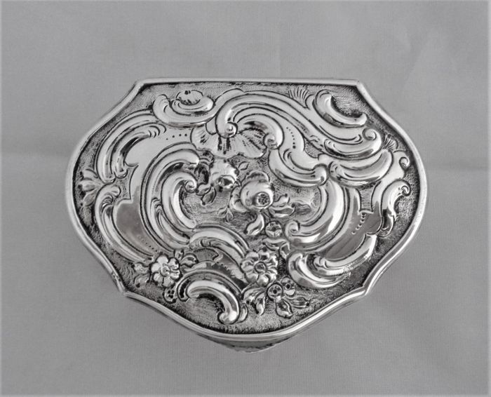Lovely cartouche shaped George II silver snuff box London 1751 Joseph Collier