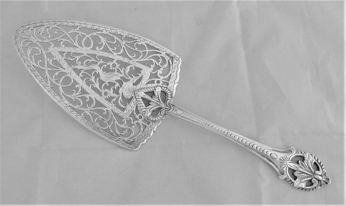 Superb crested George III silver serving trowel London 1772 William Plummer