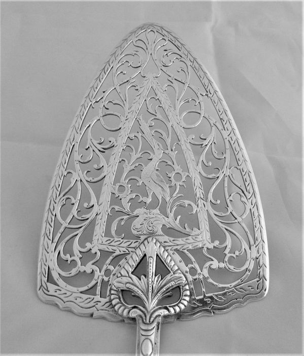 Superb crested George III silver serving trowel London 1772 William Plummer