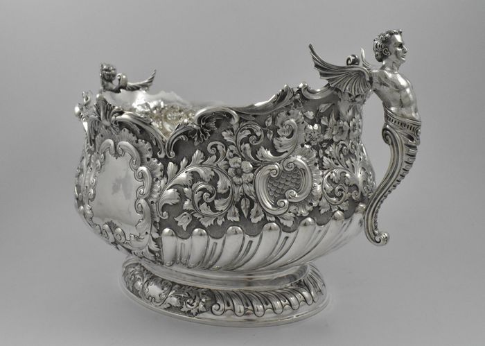 Edwardian silver rose bowl or wine cooler marked for Sheffield 1901 by Walker & Hall and weighing 95.5 Oz.