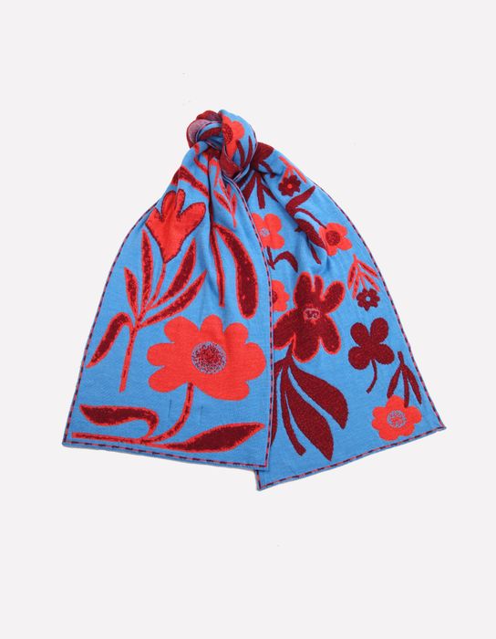 Swinbrook Scarf – ClematisIntroducing the Floral Statement Scarf – the epitome of vibrant charm and artistic expression.