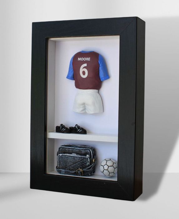 Bobby Moore (West Ham) – Football Legend KitBox