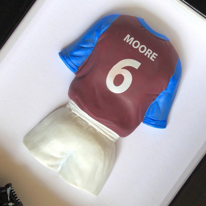 Bobby Moore (West Ham) – Football Legend KitBox