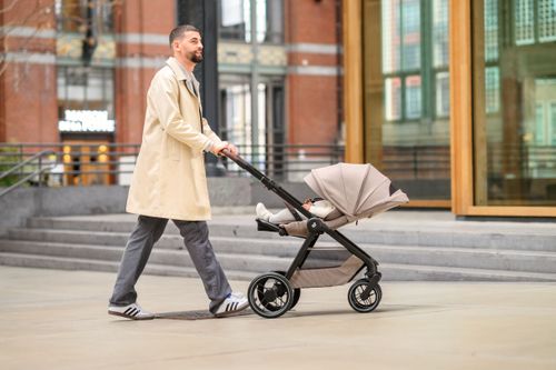 Experience timeless sophistication with Maxi-Cosi’s new masterpiece: the ultra-luxe Oxford ­– the ultimate travel system for stylish urban living and beyond