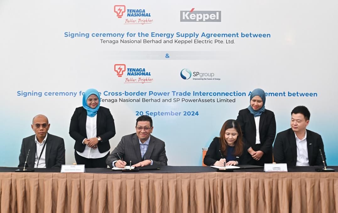  TNB President/Chief Executive Officer, Datuk Ir. Megat Jalaluddin Megat Hassan (seated, second left) and Keppel Managing Director, Janice Bong (seated, second right) sign a landmark agreement for TNB to supply up to 100MW of electricity to Singapore. The signing was witnessed by TNB Company Secretary, Ali Munawar Salim (extreme left) and Keppel Assistant Managing Director, Andrew Toh (extreme right) at TNB Platinum, Bangsar today.