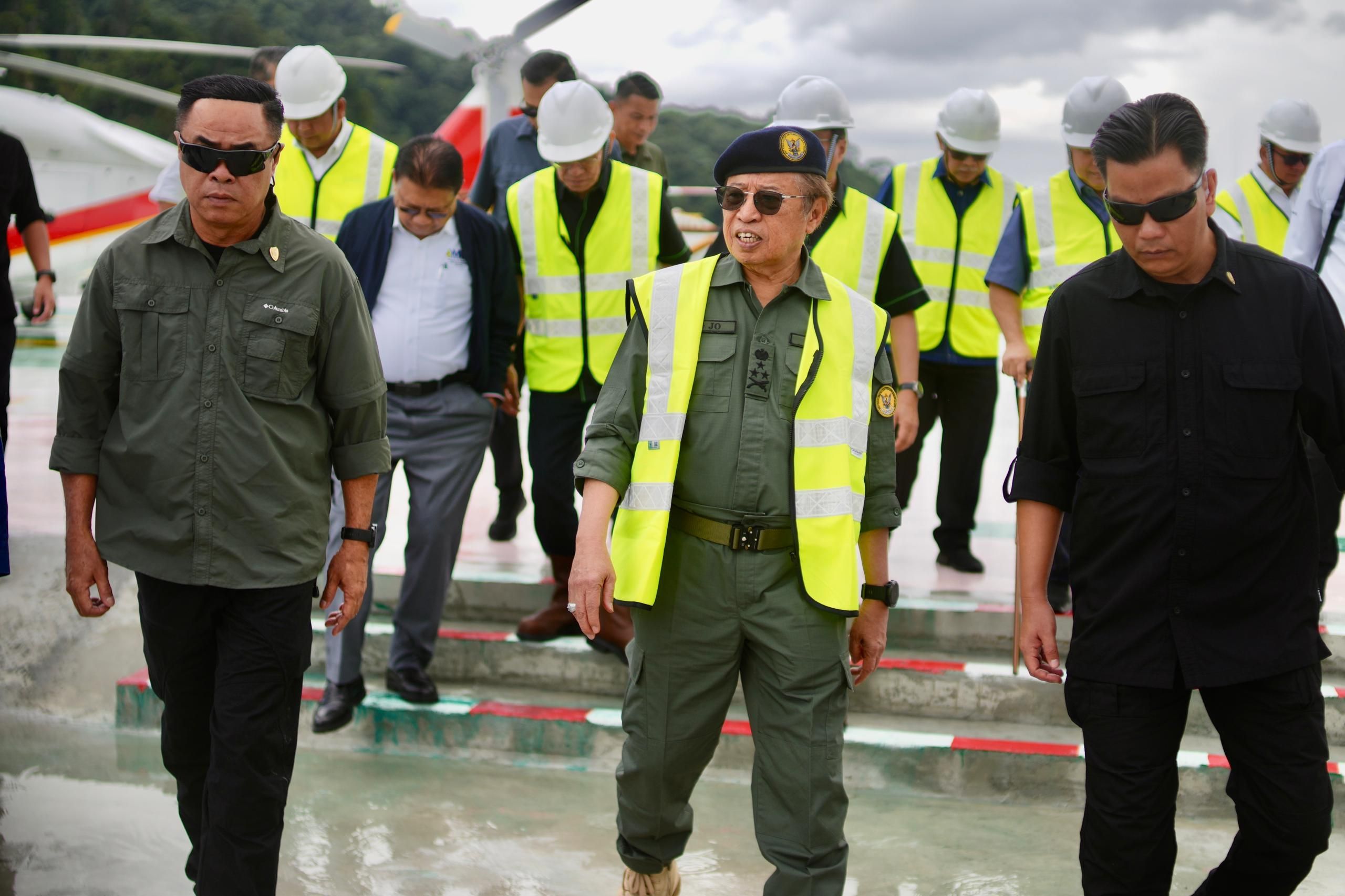 Yang Mulia Datuk Patinggi Tan Sri (Dr.) Abang Haji Abdul Rahman Zohari tiba untuk melakukan kunjungan kerja ke Baleh HEP, di mana beliau diterima oleh Yang Mulia Dato Haji Ibrahim, bersama dengan Datuk Haji Sharbini Suhaili, Chief Executive Officer Sarawak Energy Group.