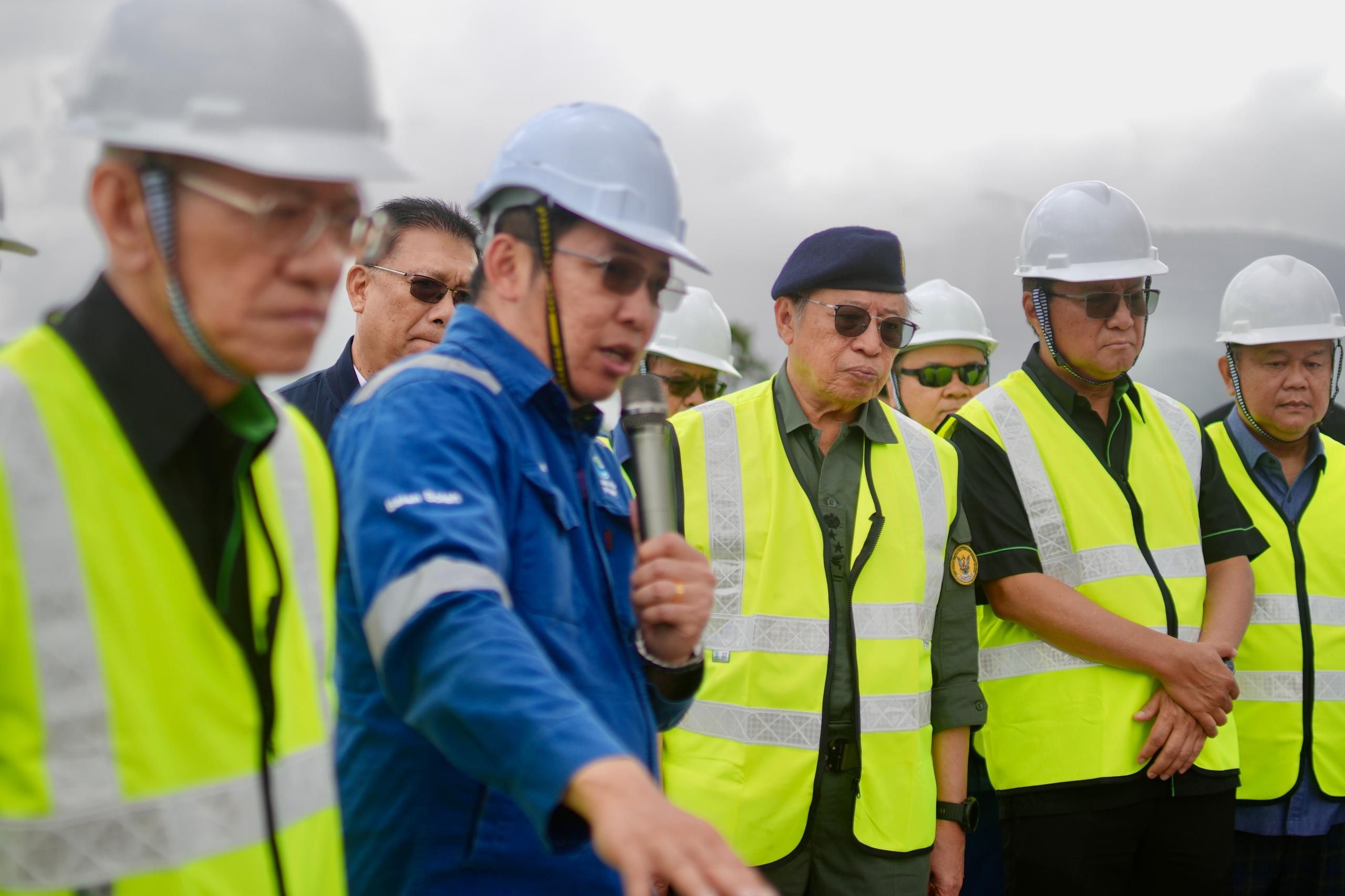The visit included an aerial overview and an on-site briefing at the viewing point, conducted by Ir. Tan Hang Kiak, Sarawak Energy General Manager for Baleh HEP.