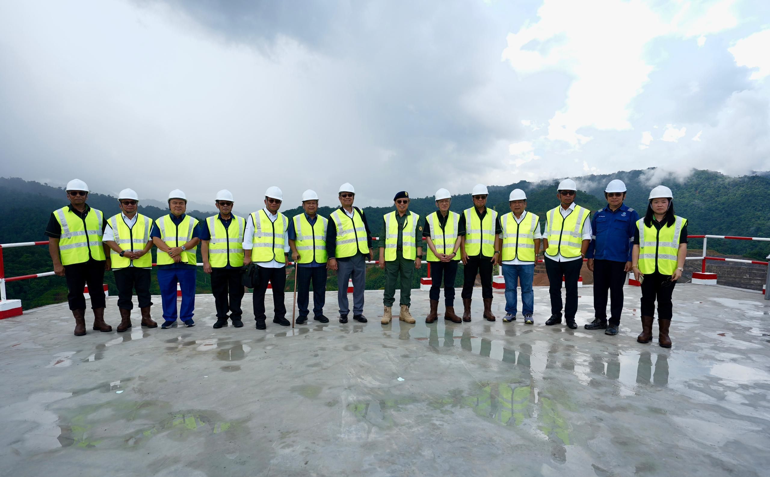A  group photo at the viewing point followed the on-site briefing.