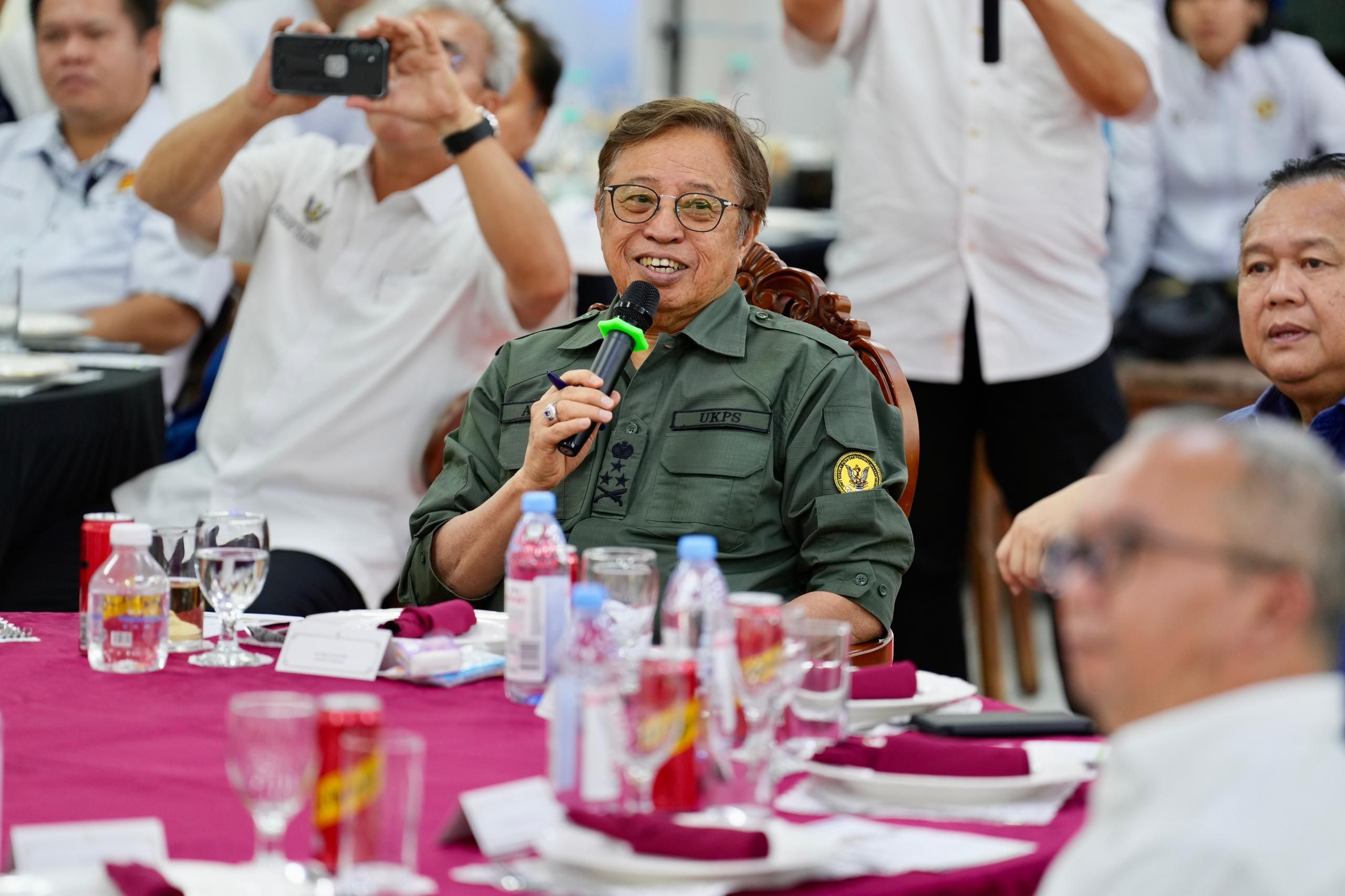 he Right Honourable Datuk Patinggi Tan Sri (Dr) Abang Haji Abdul Rahman Zohari shared his remarks following the briefing session.