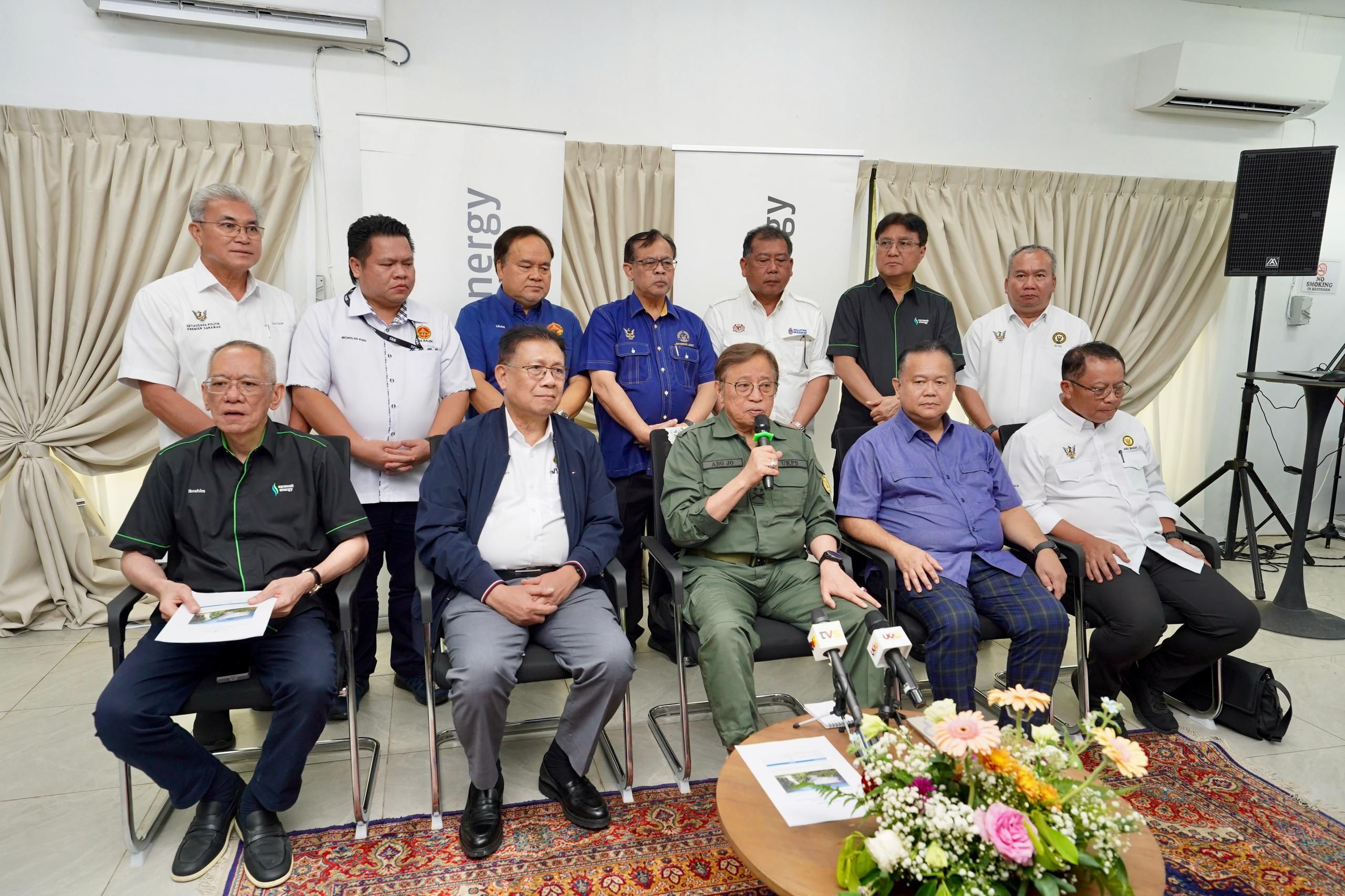 Press conference led by The Right Honourable Datuk Patinggi Tan Sri (Dr) Abang Haji Abdul Rahman Zohari with distinguished guests.