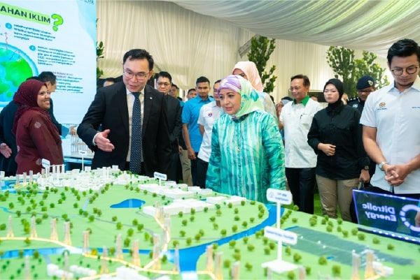 Her Majesty Raja Zarith Sofiah Queen of Malaysia being briefed by Mr. Tham Chee Aun, Group CEO of Ditrolic Energy about the SJREC Masterplan.