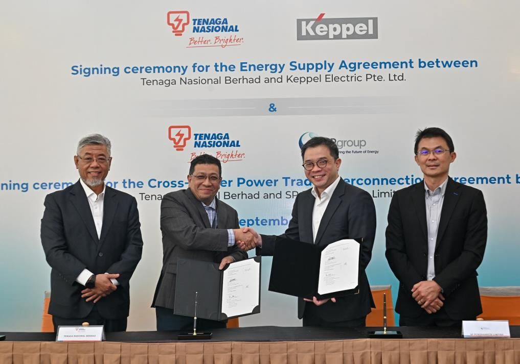TNB President/CEO Datuk Ir. Megat Jalaluddin Megat Hassan (second left) and SP PowerAssets Limited Director Ong Teng Koon (second right) sign a Cross-border Power Trade Interconnection Agreement, ensuring stable electricity transmission between Malaysia and Singapore. The signing was witnessed by TNB Chief Regulatory and Stakeholder Management Officer, Datuk Ir. Ts. Shamsul Ahmad (extreme left) and SP PowerAssets Limited General Manager of Transmission Network, Electricity Operations, Kane Neo (extreme right).