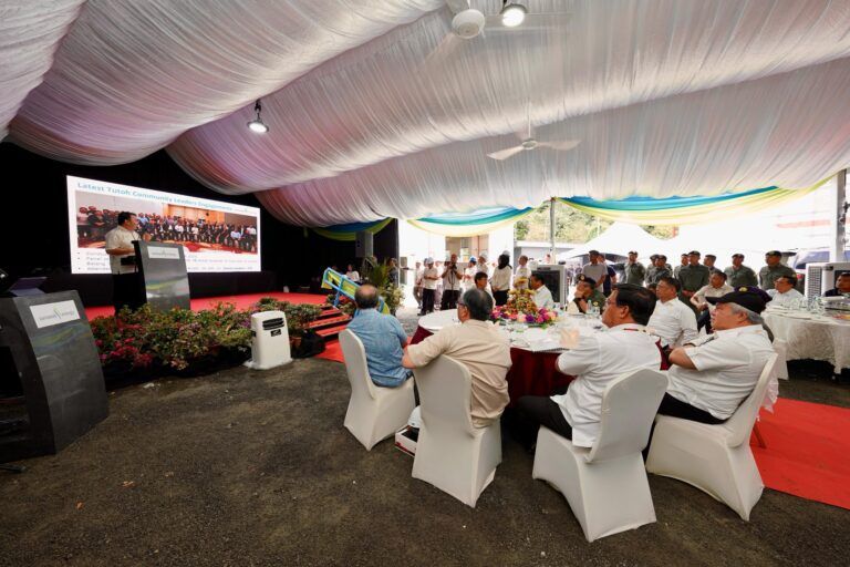 Perdana Menteri Sarawak mengunjungi Pembangkit Listrik Tenaga Air Mini Kota 2 di Lawas