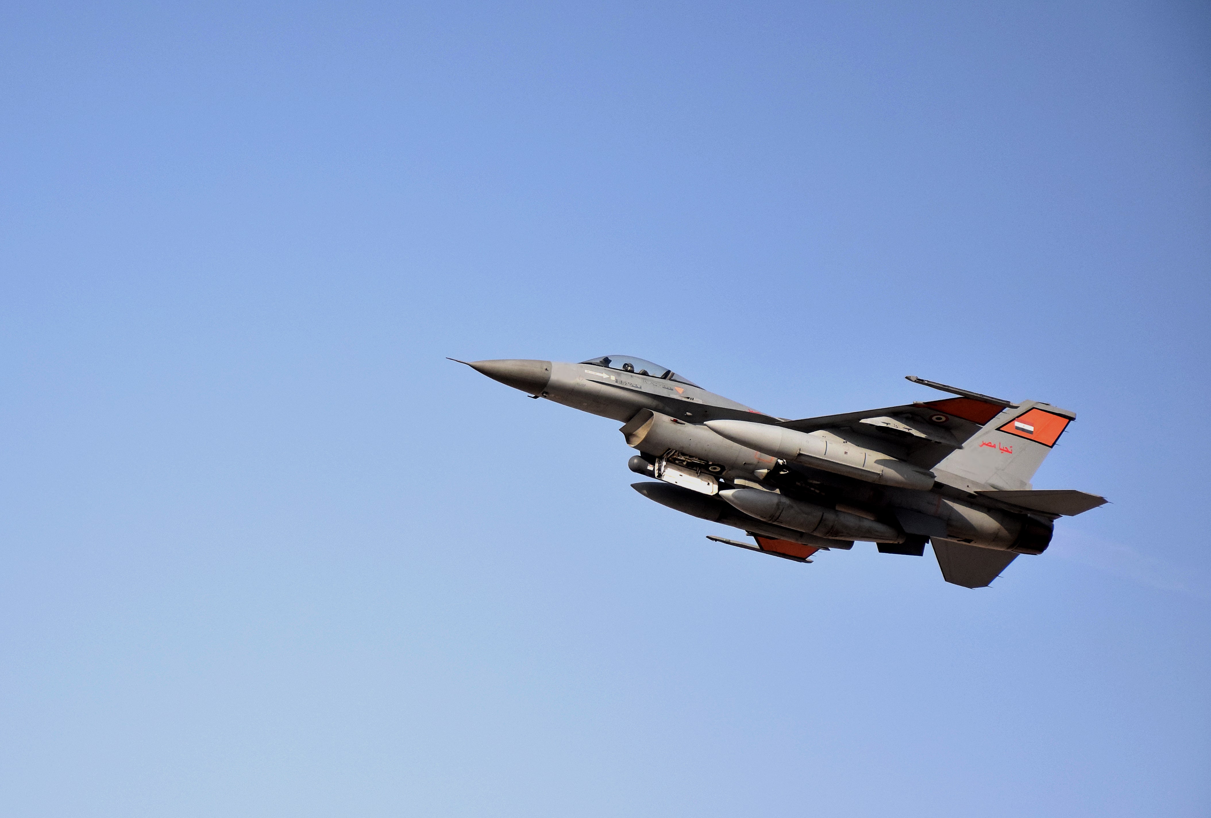 القوات الجوية المصرية واليونانية تنفذان تدريباً جوياً بإحدى القواعد اليونانية