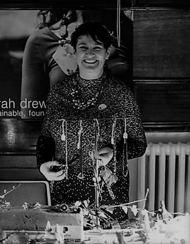 Sarah Drew - Stand CR523