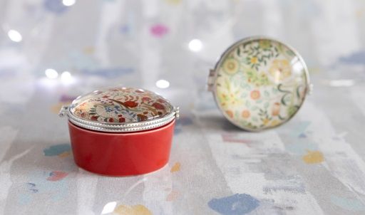 Trinket boxes, pill boxes and paperweights