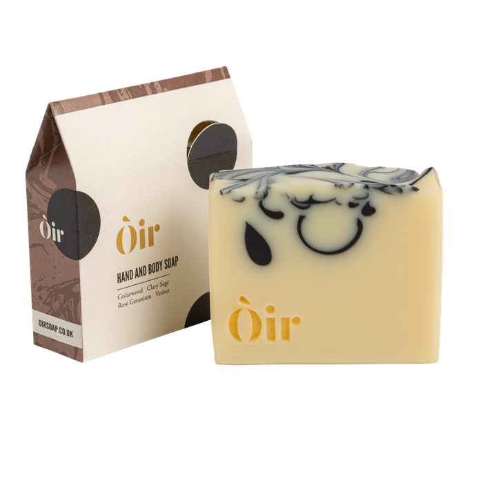 Cedarwood, clary sage, rose geranium and vetiver