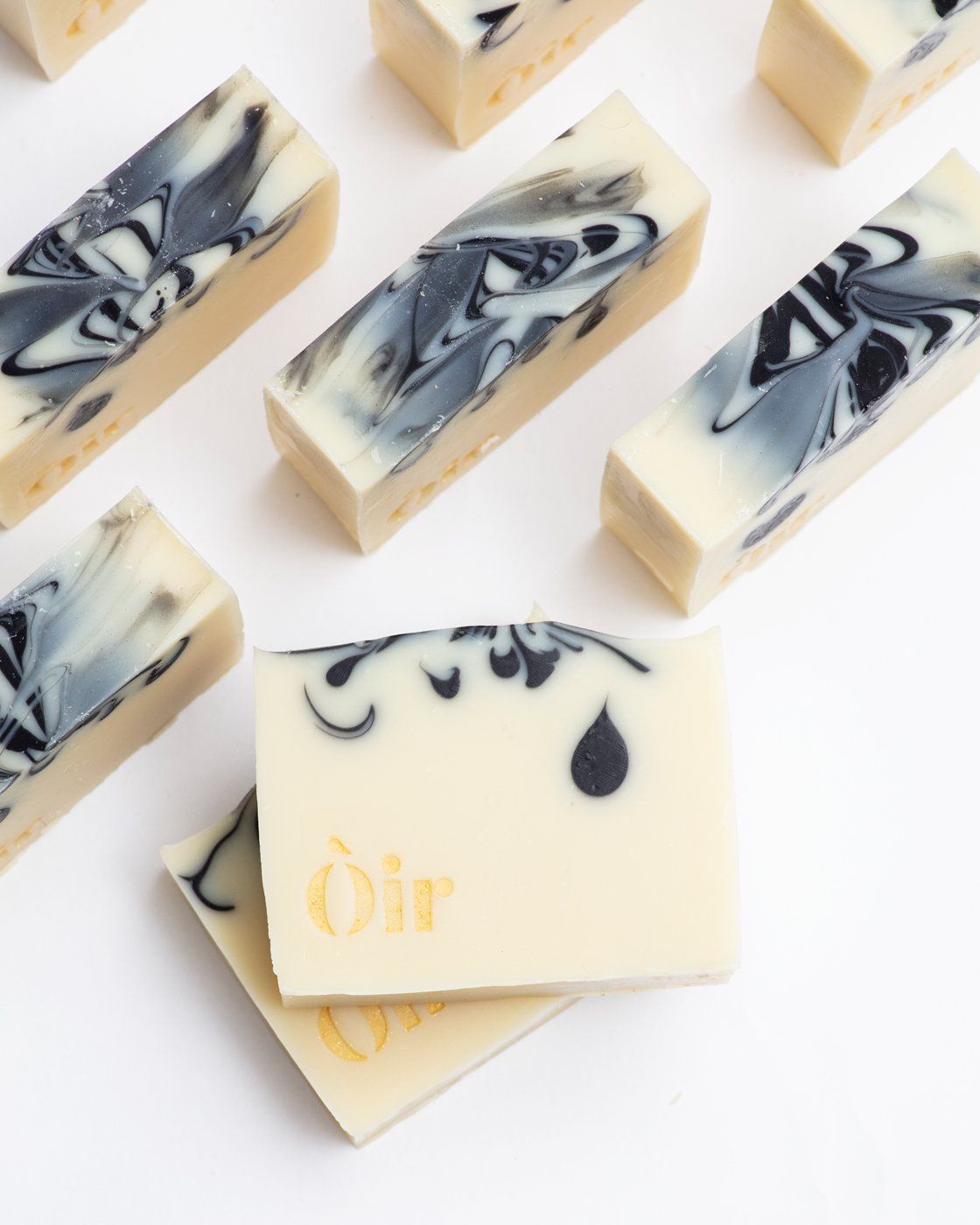 Cedarwood, clary sage, rose geranium and vetiver