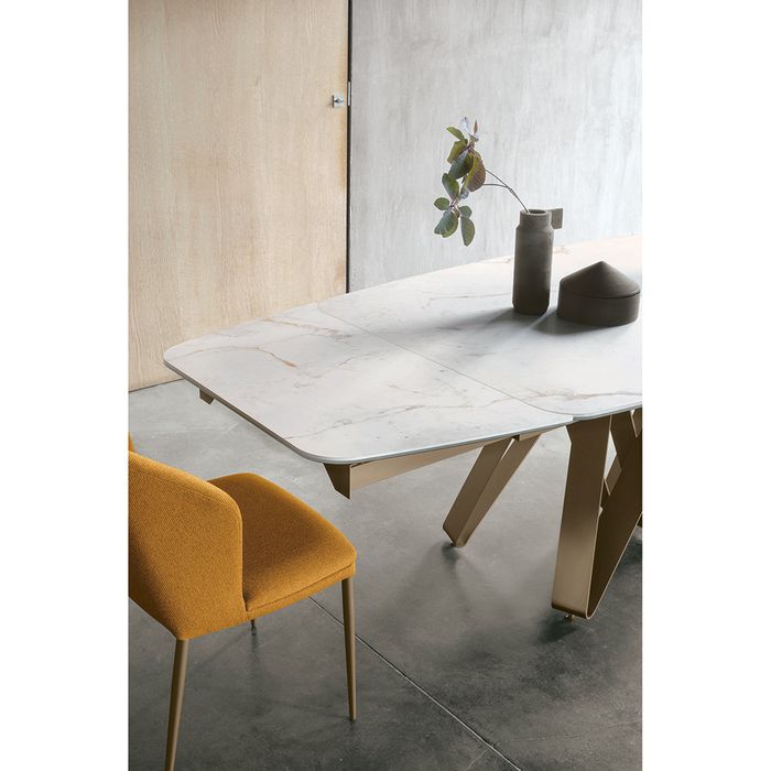 ROULETTE table, ASTORIA chairs