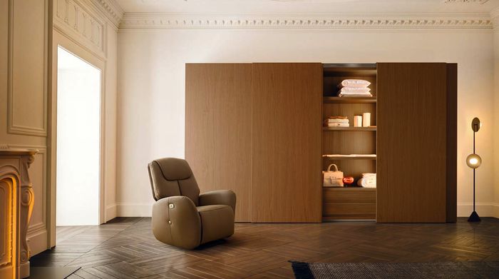 Upgraded Camberly in LeatherTech Lifting Riser featuring heating pads