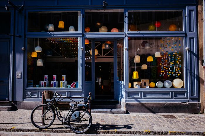 The Rise of Online Furniture Retail: How Brick-and-Mortar Stores Can Still Thrive